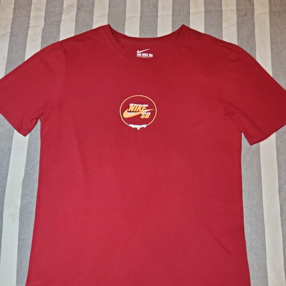 Nike SB Graphic T-Shirt Burgundy Small - Picture 2 of 5